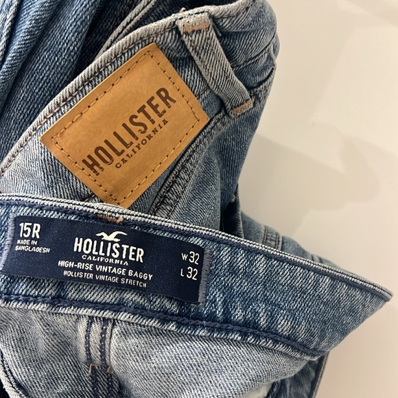 LOW-RISE LIGHT WASH RIPPED BAGGY JEANS - Picture 2 of 3